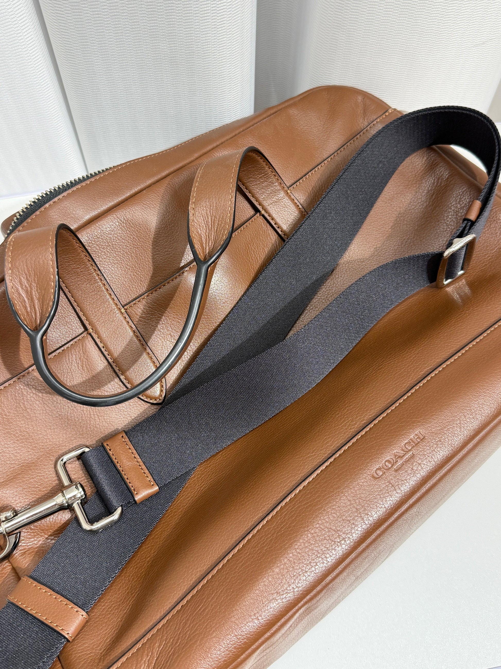 Sleek Brown Leather Zip Tote - GREENIES